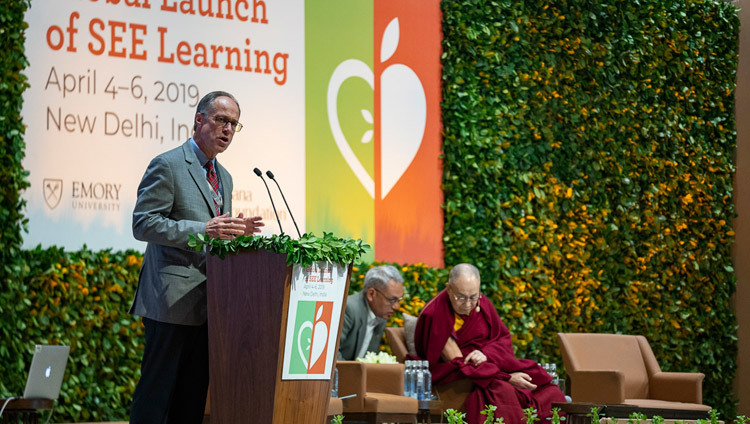 Гэри Хоук выступает с предисловием к основному докладу Его Святейшества Далай-ламы во время второго дня международной презентации программы СЭЭ-обучения. Фото: Тензин Чойджор.