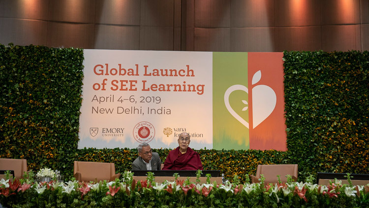 Его Святейшество Далай-лама выступает с основным докладом во время второго дня международной презентации программы СЭЭ-обучения. Фото: Тензин Чойджор.