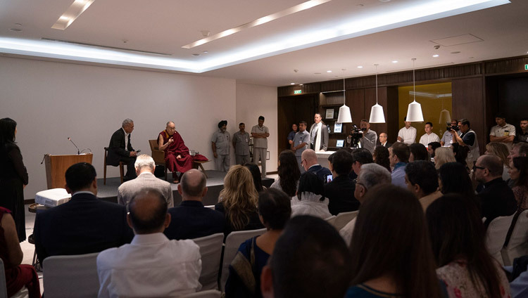 Его Святейшество Далай-лама дарует наставления участникам программы «Молодежные мировые лидеры». Фото: Тензин Чойджор.