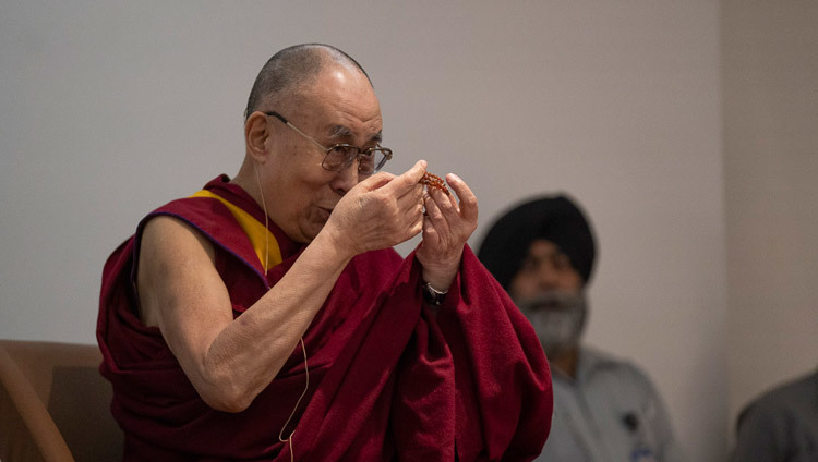 Его Святейшество Далай-лама дает объяснение на примере четок во время встречи с участниками программы «Молодежные мировые лидеры». Фото: Тензин Чойджор.