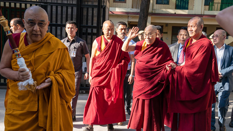 Его Святейшество Далай-лама машет рукой своим почитателям, собравшимся, чтобы поприветствовать его во дворе главного тибетского храма по дороге в храм Калачакры. Фото: Тензин Чойджор.