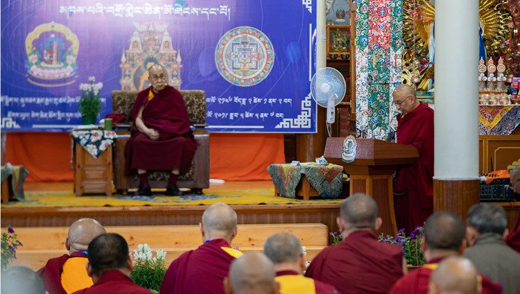 Настоятель монастыря Намгьял Тхомтог Ринпоче выступает на открытии Первой научной конференции по Калачакре. Фото: Тензин Чойджор.