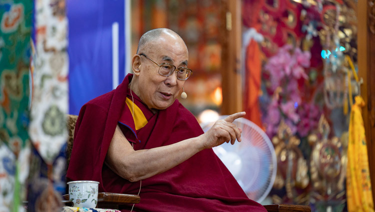 Его Святейшество Далай-лама выступает с обращением во время открытия Первой научной конференции по Калачакре. Фото: Тензин Чойджор.