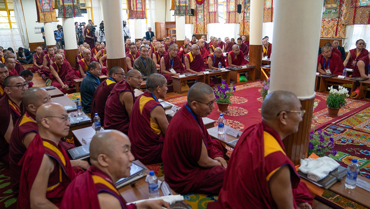 Делегаты Первой научной конференции по Калачакре слушают обращение Его Святейшества Далай-ламы. Фото: Тензин Чойджор.