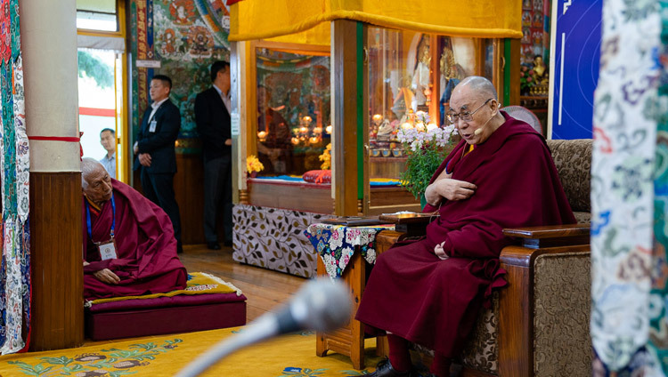 Самдонг Ринпоче слушает обращение Его Святейшества Далай-ламы во время открытия Первой научной конференции по Калачакре. Фото: Тензин Чойджор.
