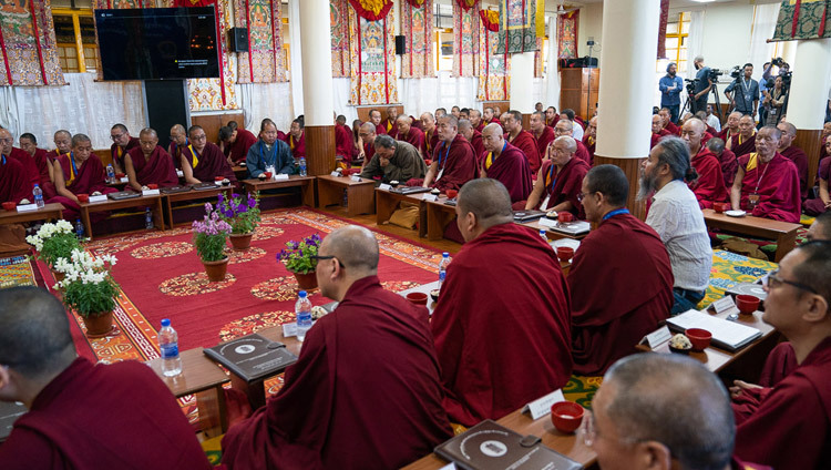 Делегаты Первой научной конференции по Калачакре слушают обращение Его Святейшества Далай-ламы в храме Калачакры. Фото: Тензин Чойджор.