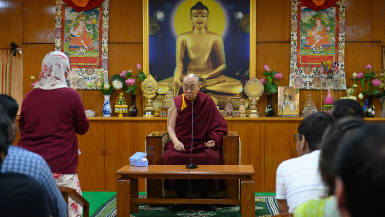 Его Святейшество Далай-лама слушает вопрос одной из участниц встречи со специалистами в разных областях и предпринимателями из Индии, Вьетнама и России. Фото: Тензин Чойджор.