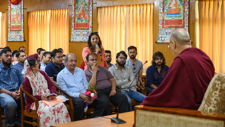 Одна из участниц встречи со специалистами в разных областях и предпринимателями из Индии, Вьетнама и России задает вопрос Его Святейшеству Далай-ламе. Фото: Тензин Чойджор.