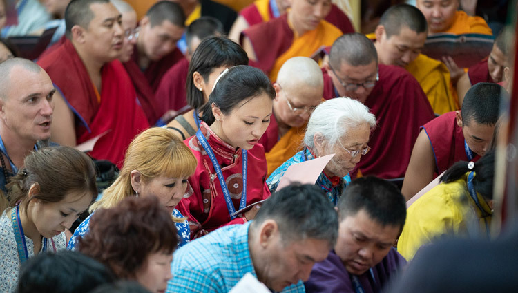 Некоторые из более чем 1100 буддистов из России во время чтения Сутры сердца в начале первого дня учений Его Святейшества Далай-ламы. Фото: Тензин Чойджор.