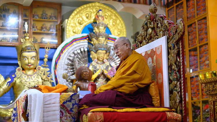 Его Святейшество Далай-лама дарует учения для буддистов России в главном тибетском храме. Фото: Тензин Чойджор.