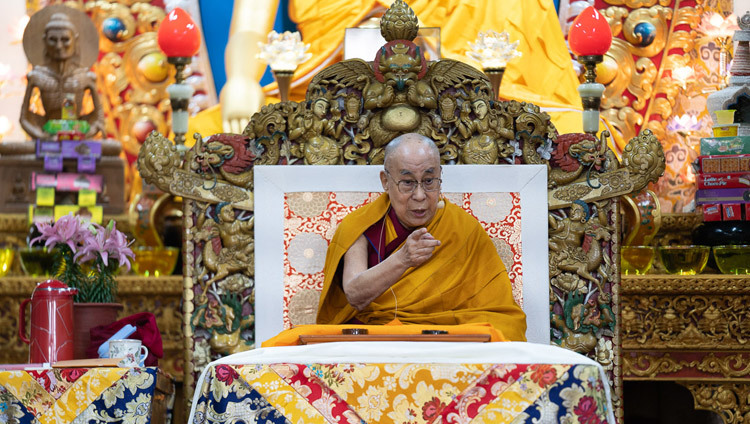 Его Святейшество Далай-лама во время первого дня учений, организованных по просьбе буддистов России. Фото: Тензин Чойджор.