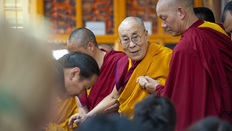 Его Святейшество Далай-лама прибывает в главный тибетский храм в начале второго дня учений для буддистов России. Фото: Лобсанг Церинг.