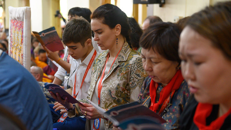 Слушатели читают «Сутру сердца» в начале второго дня учений Его Святейшества Далай-ламы для буддистов России. Фото: Тензин Чойджор.