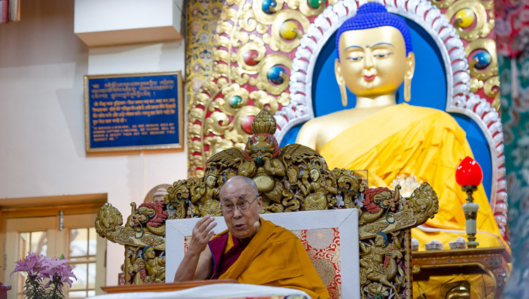 Его Святейшество Далай-лама во время второго дня учений для буддистов России. Фото: Лобсанг Церинг.