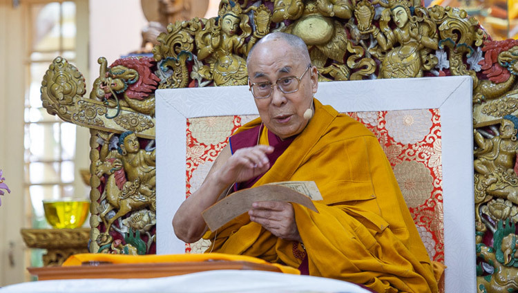 Его Святейшество Далай-лама дарует комментарии к сочинению Чже Цонкапы «Три основы пути» во время второго дня учений для буддистов России. Фото: Лобсанг Церинг.