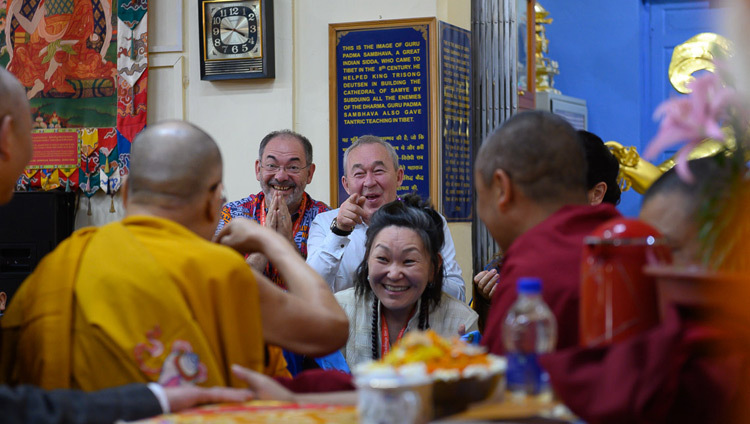 Его Святейшество Далай-лама приветствует слушателей по прибытии в главный тибетский храм в начале заключительного дня учений для буддистов России. Фото: Тензин Чойджор.