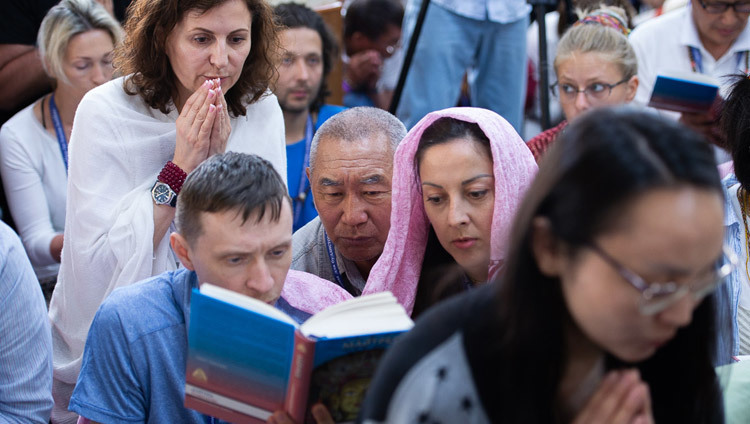 Слушатели следят за текстом во время заключительного дня учений для буддистов России, организованных в главном тибетском храме. Фото: Лобсанг Церинг.