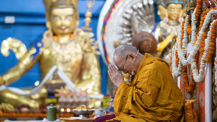 Его Святейшество Далай-лама проводит церемонию зарождения бодхичитты во время заключительного дня учений для буддистов России. Фото: Лобсанг Церинг.