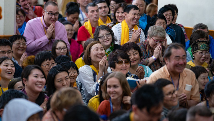 Верующие слушают наставления Его Святейшества Далай-ламы по завершении заключительного дня учений для буддистов России. Фото: Лобсанг Церинг.