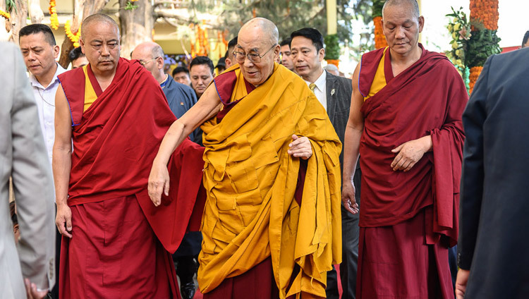 Его Святейшество Далай-лама направляется в главный тибетский храм, чтобы принять участие в церемонии подношения молебна о долголетии. Фото: Тензин Чойджор.