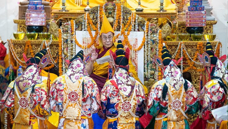 Монахи монастыря Намгьял выполняют ритуал пяти дакинь во время молебна о долголетии Его Святейшества Далай-ламы. Фото: Тензин Чойджор.