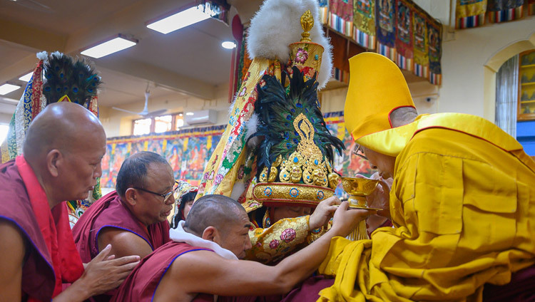 Оракул Нечунга подносит ритуальные субстанции Его Святейшеству Далай-ламе во время молебна о его долголетии. Фото: Тензин Чойджор.