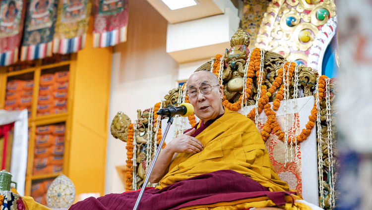 Его Святейшество Далай-лама обращается к собравшимся во время церемонии подношения молебна о долголетии. Фото: Тензин Чойджор.