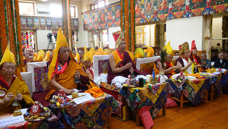 Представители тибетских духовных традиций, расположившиеся в первом ряду в главном тибетском храме во время молебна о долголетии Его Святейшества Далай-ламы. Фото: Тензин Чойджор.