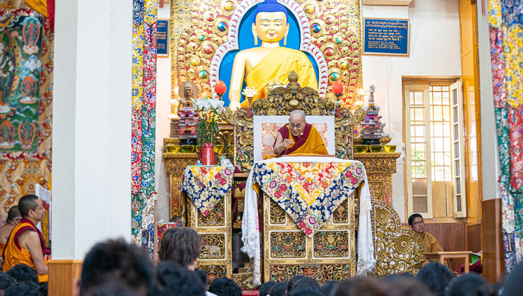 Его Святейшество Далай-лама обращается к тибетским школьникам и студентам во время учений в главном тибетском храме. Фото: Тензин Чойджор.
