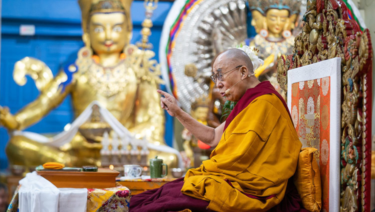 Его Святейшество Далай-лама дарует учения по просьбе юных тибетцев в главном тибетском храме. Фото: Тензин Чойджор.