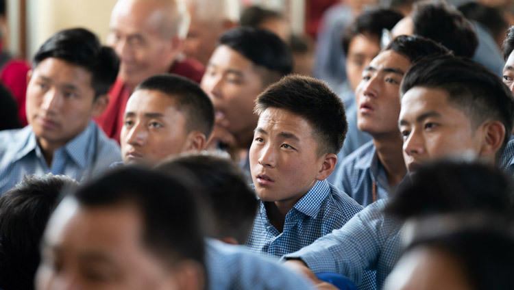 Тибетские студенты и школьники слушают учения Его Святейшества Далай-ламы в главном тибетском храме. Фото: Тензин Чойджор.