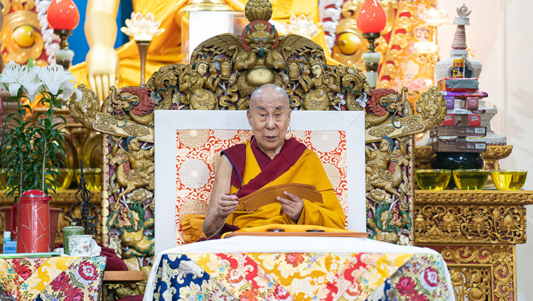 Его Святейшество Далай-лама дарует комментарий на сочинение Гьялце Тхокме Сангпо «37 практик бодхисаттвы» во время учений для юных тибетцев. Фото: Тензин Чойджор.