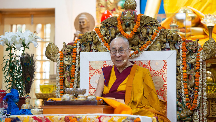 Его Святейшество Далай-лама на троне во время посвящения Авалокитешвары. Фото: Лобсанг Церинг.