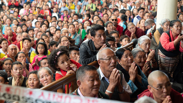 Некоторые из 11 тысяч человек, собравшихся во дворе главного тибетского храма Дхарамсалы, слушают Его Святейшество Далай-ламу. Фото: Тензин Чойджор.