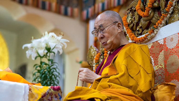 Его Святейшество Далай-лама проводит подготовительные ритуалы перед тем, как даровать посвящение Авалокитешвары. Фото: Тензин Чойджор.