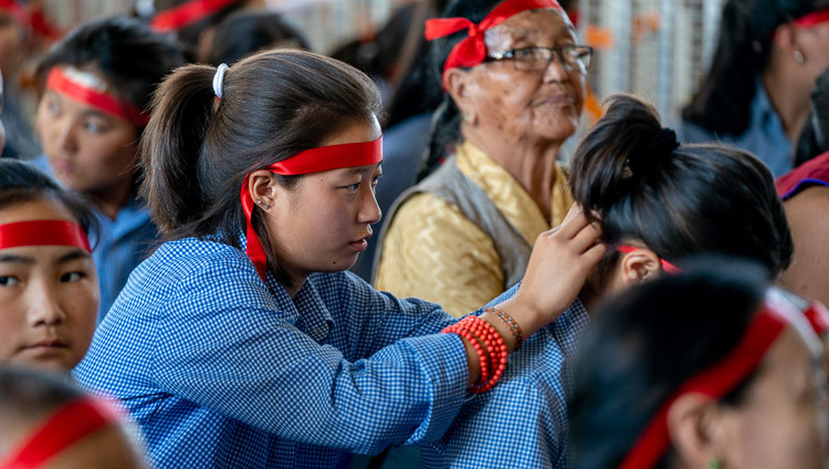Участники церемонии посвящения Авалокитешвары надевают символические повязки на глаза. Фото: Тензин Чойджор. 