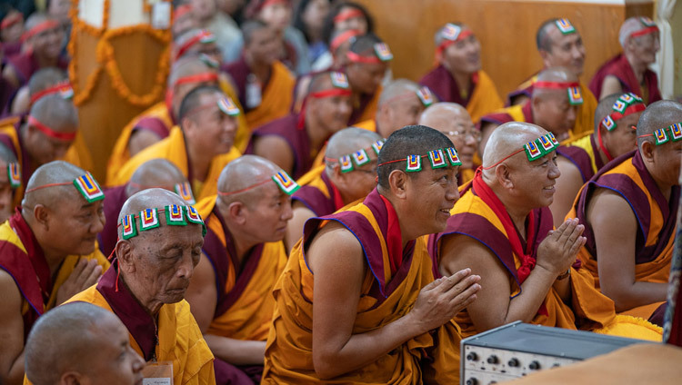Монахи монастыря Дзонгкар Чоде слушают наставления Его Святейшества Далай-ламы по время посвящения Авалокитешвары. Фото: Тензин Чойджор. 