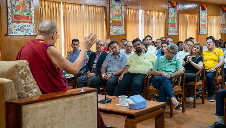 Его Святейшество Далай-лама обращается к гостям из Ирана. Фото: Тензин Чойджор. 