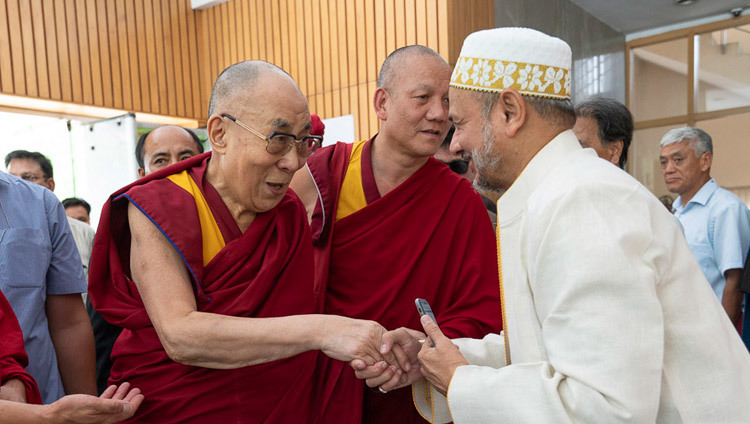 Его Святейшество Далай-лама прибывает в Индийский международный центр, чтобы принять участие в конференции «Восхваление разнообразия исламского мира». Фото: Тензин Чойджор.