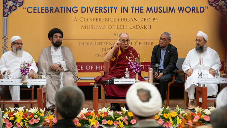 Его Святейшество Далай-лама выступает с обращением на конференции «Восхваление разнообразия исламского мира». Фото: Тензин Чойджор.