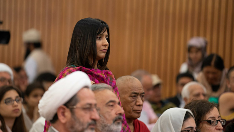 Одна из участниц конференции «Восхваление разнообразия исламского мира» слушает ответ Его Святейшества Далай-ламы на свой вопрос. Фото: Тензин Чойджор.