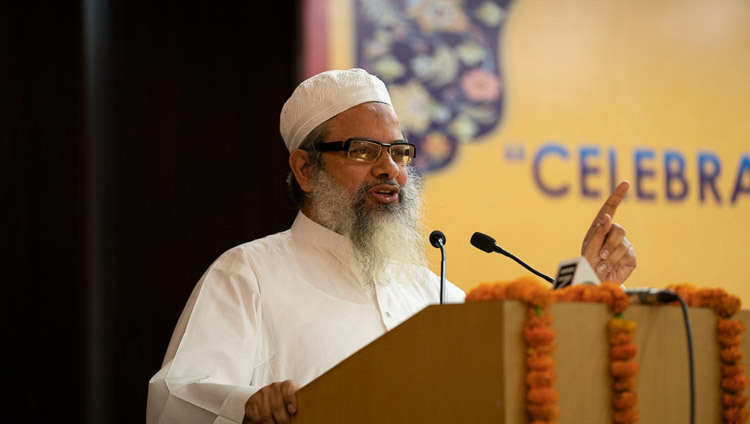 Маулана Махмуд Мадани выступает с обращением на конференции «Восхваление разнообразия исламского мира». Фото: Тензин Чойджор.