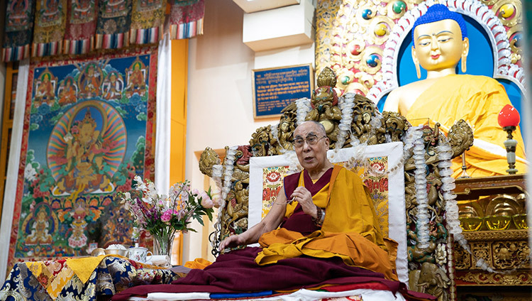 Его Святейшество Далай-лама выступает с обращением во время церемонии подношения молебна о долгой жизни, организованной в главном тибетском храме. Фото: Тензин Чойджор.