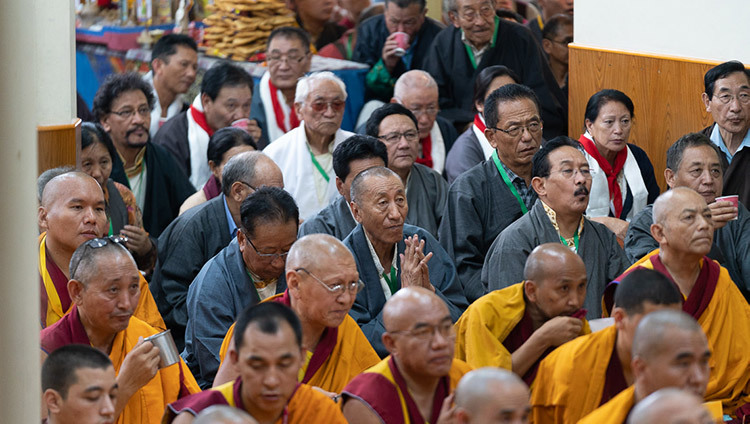 Вышедшие на пенсию сотрудники Центральной тибетской администрации слушают наставления Его Святейшества Далай-ламы. Фото: Тензин Чойджор.