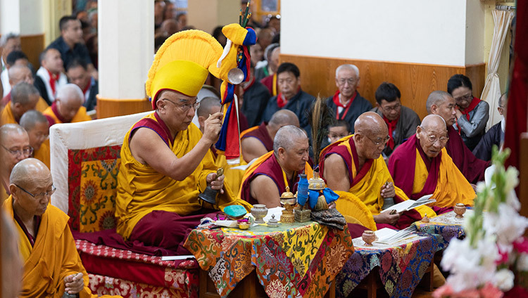 Настоятель монастыря Намгьял Тхамтог Ринпоче возглавляет в главном тибетском храме ритуал для продления жизни Его Святейшества Далай-ламы.  Фото: Тензин Чойджор.