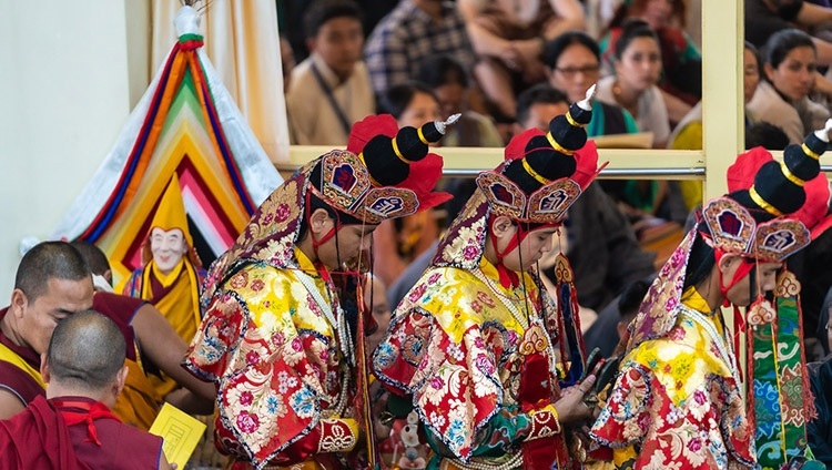 Монахи монастыря Намгьял, облачившиеся в традиционные костюмы, принимают участие в церемонии подношения Его Святейшеству Далай-ламе молебна о долгой жизни. Фото: Тензин Чойджор.