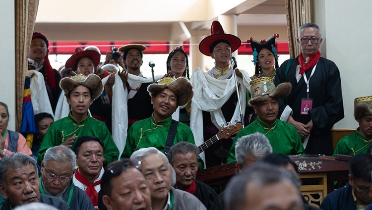 По завершении церемонии подношения Его Святейшеству Далай-ламе молебна о долголетии артисты Тибетского института театральных искусств исполняют посвященную ему песню восхваления и почтения. Фото: Тензин Чойджор.