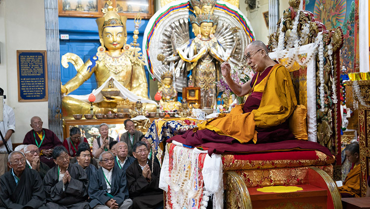 Его Святейшество Далай-лама выступает с обращением перед завершением церемонии подношения молебна о долголетии. Фото: Тензин Чойджор.