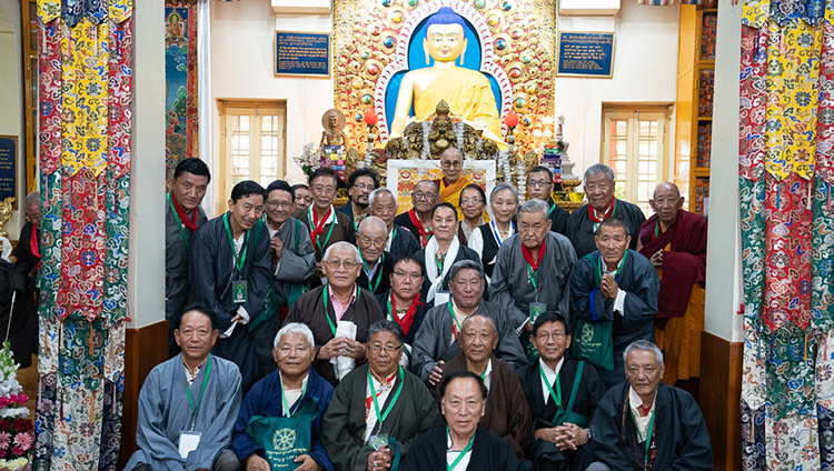 Его Святейшество Далай-лама фотографируется с бывшими сотрудниками Центральной тибетской администрации по завершении церемонии подношения молебна о долголетии. Фото: Тензин Чойджор.