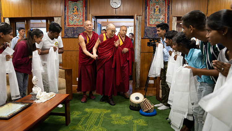 Его Святейшество Далай-лама прибывает на встречу с представителями, сотрудниками и студентами фонда «Тонглен», организованную в его резиденции. Фото: Тензин Чойджор.